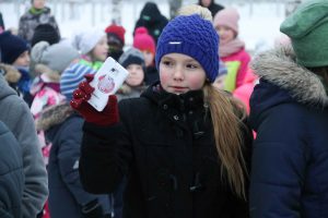 Svētku rotā iemirdzas Rīgas 84. vidusskolas sporta un aktīvās atpūtas laukuma Ziemassvētku eglīte
