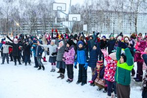 Svētku rotā iemirdzas Rīgas 84. vidusskolas sporta un aktīvās atpūtas laukuma Ziemassvētku eglīte