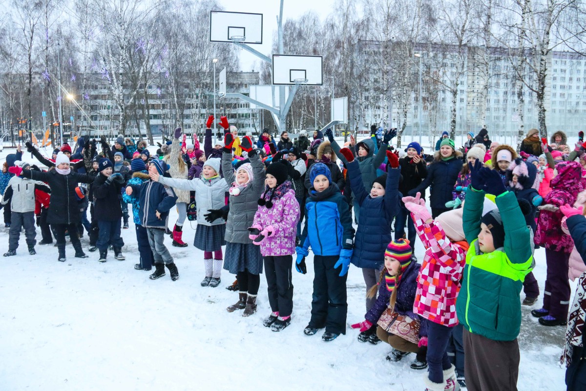 Svētku rotā iemirdzas Rīgas 84. vidusskolas sporta un aktīvās atpūtas laukuma Ziemassvētku eglīte
