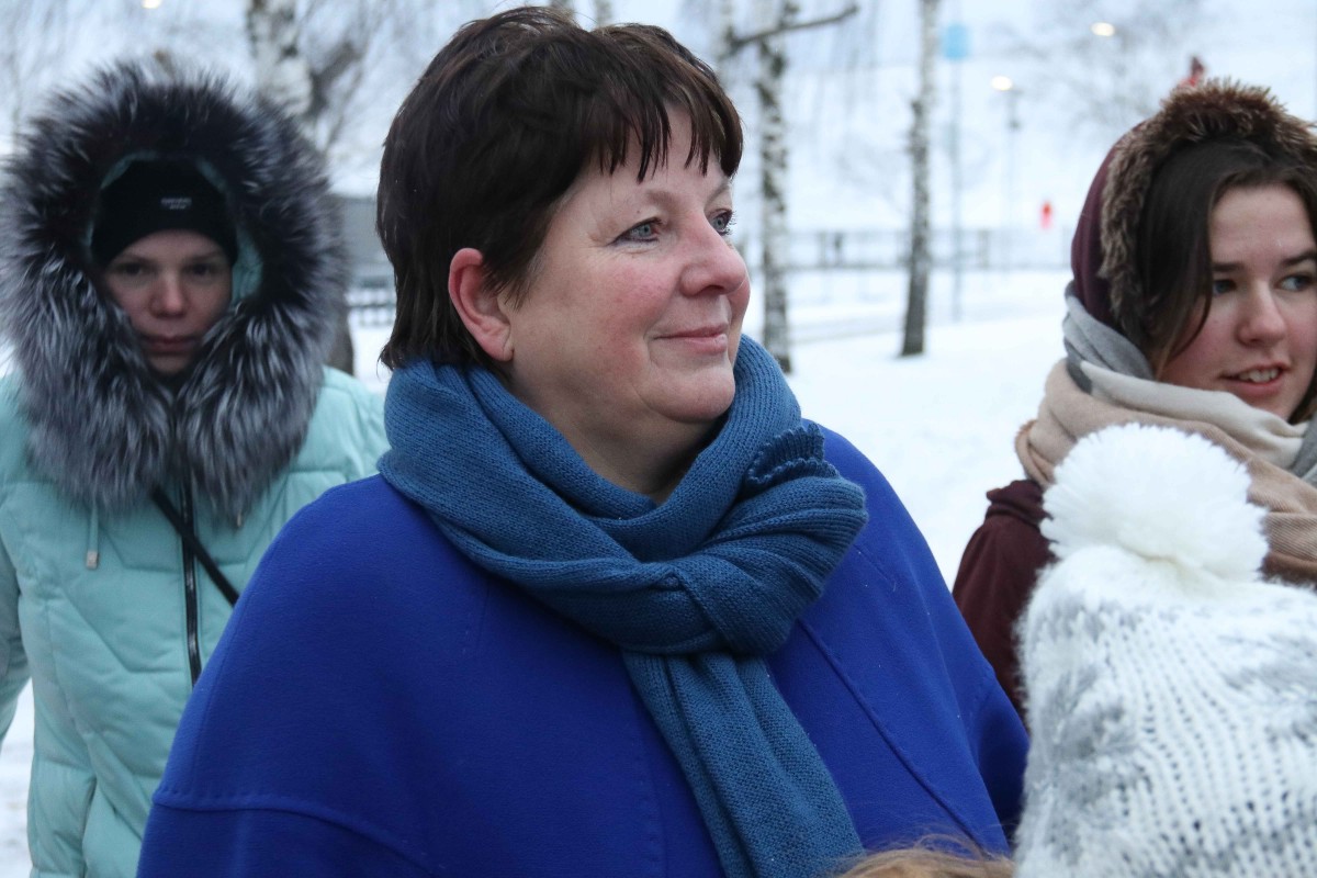 Svētku rotā iemirdzas Rīgas 84. vidusskolas sporta un aktīvās atpūtas laukuma Ziemassvētku eglīte