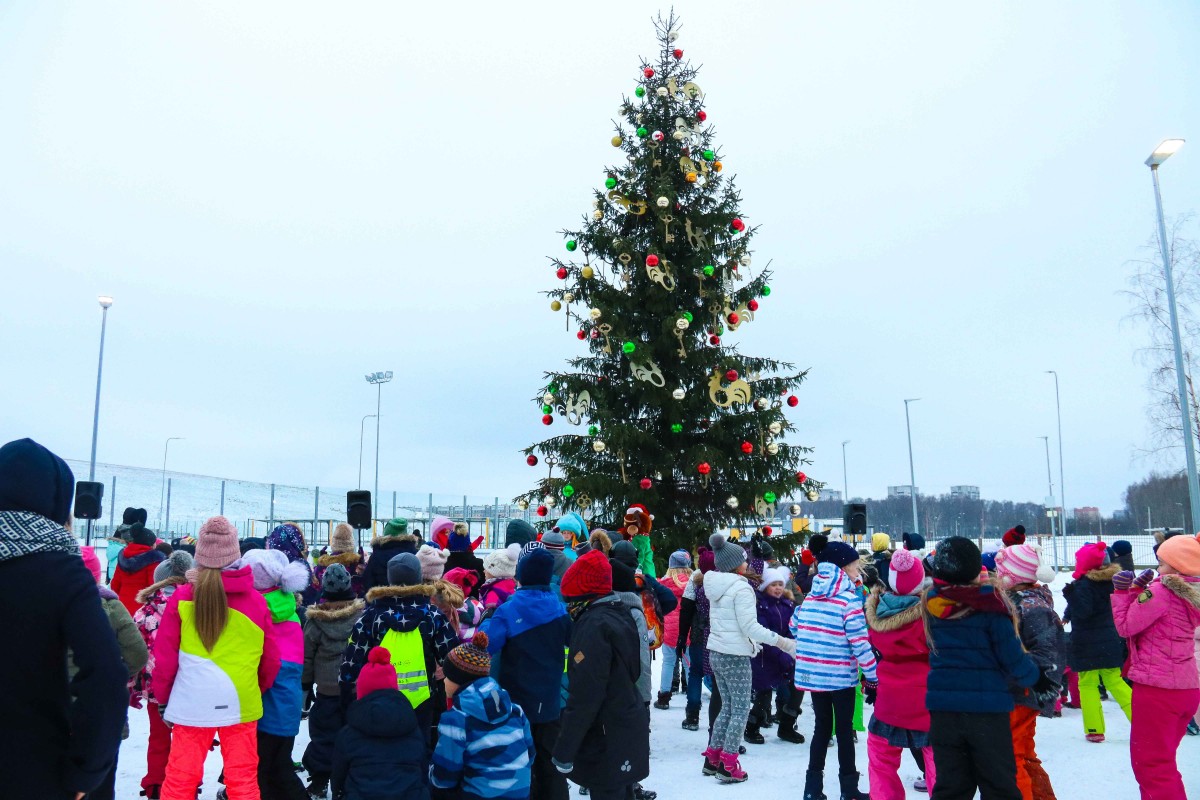 Svētku rotā iemirdzas Rīgas 84. vidusskolas sporta un aktīvās atpūtas laukuma Ziemassvētku eglīte
