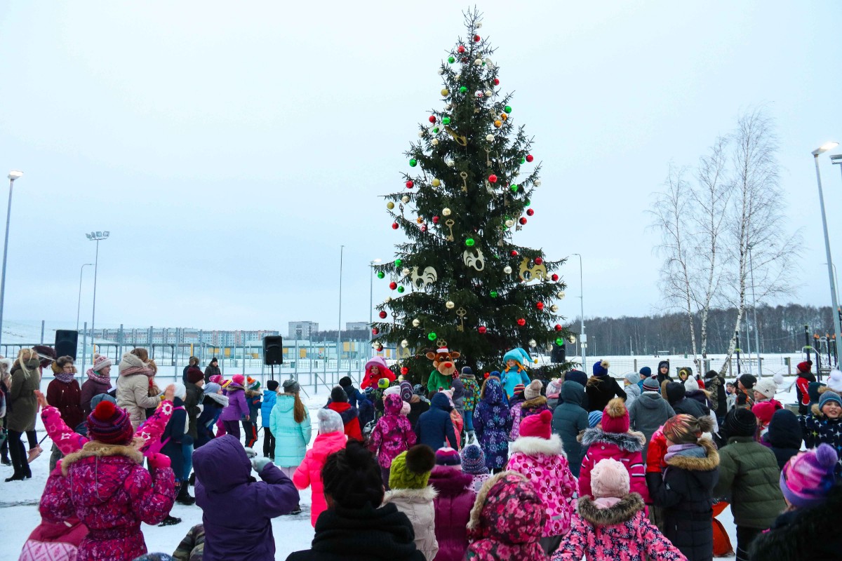 Svētku rotā iemirdzas Rīgas 84. vidusskolas sporta un aktīvās atpūtas laukuma Ziemassvētku eglīte