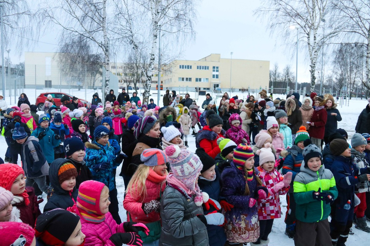 Svētku rotā iemirdzas Rīgas 84. vidusskolas sporta un aktīvās atpūtas laukuma Ziemassvētku eglīte