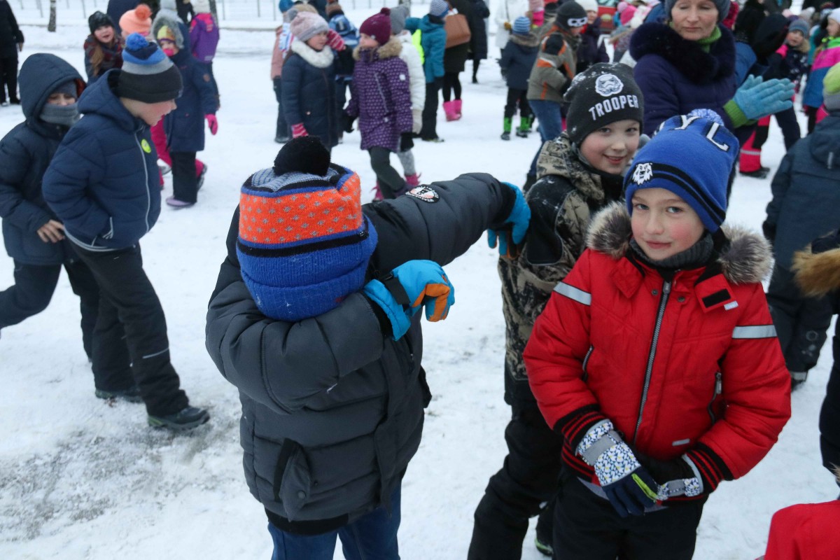 Svētku rotā iemirdzas Rīgas 84. vidusskolas sporta un aktīvās atpūtas laukuma Ziemassvētku eglīte
