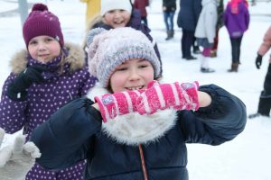 Svētku rotā iemirdzas Rīgas 84. vidusskolas sporta un aktīvās atpūtas laukuma Ziemassvētku eglīte