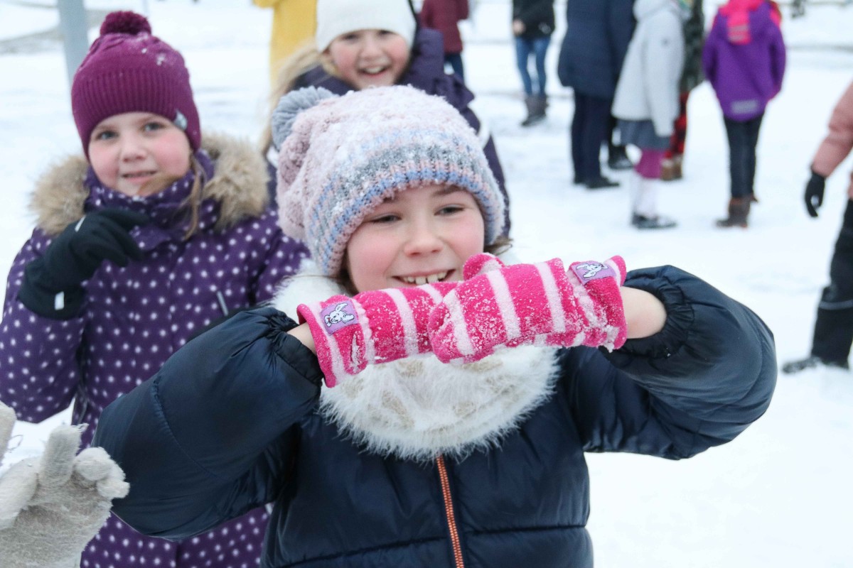 Svētku rotā iemirdzas Rīgas 84. vidusskolas sporta un aktīvās atpūtas laukuma Ziemassvētku eglīte