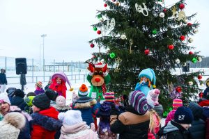 Svētku rotā iemirdzas Rīgas 84. vidusskolas sporta un aktīvās atpūtas laukuma Ziemassvētku eglīte