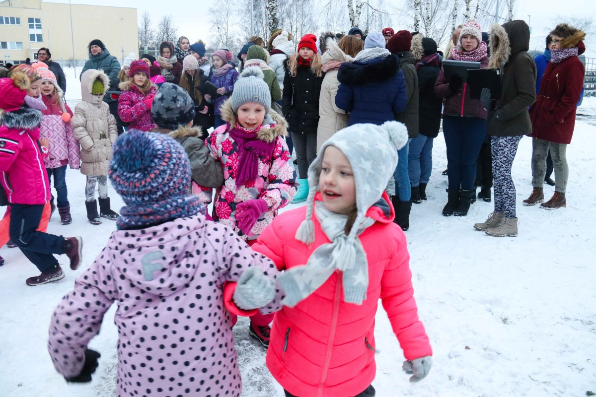 Svētku rotā iemirdzas Rīgas 84. vidusskolas sporta un aktīvās atpūtas laukuma Ziemassvētku eglīte