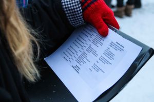 Svētku rotā iemirdzas Rīgas 84. vidusskolas sporta un aktīvās atpūtas laukuma Ziemassvētku eglīte