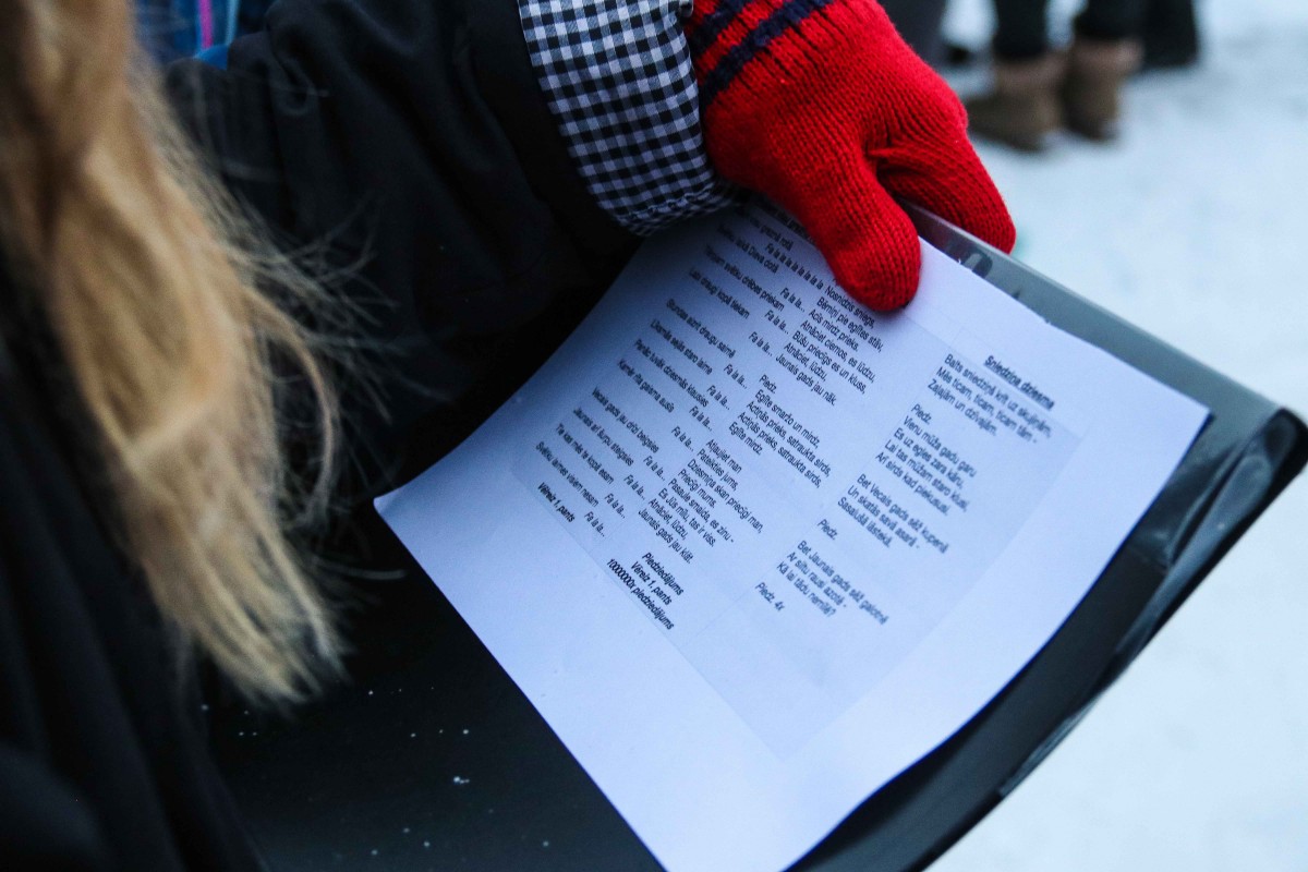 Svētku rotā iemirdzas Rīgas 84. vidusskolas sporta un aktīvās atpūtas laukuma Ziemassvētku eglīte