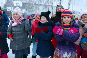 Svētku rotā iemirdzas Rīgas 84. vidusskolas sporta un aktīvās atpūtas laukuma Ziemassvētku eglīte