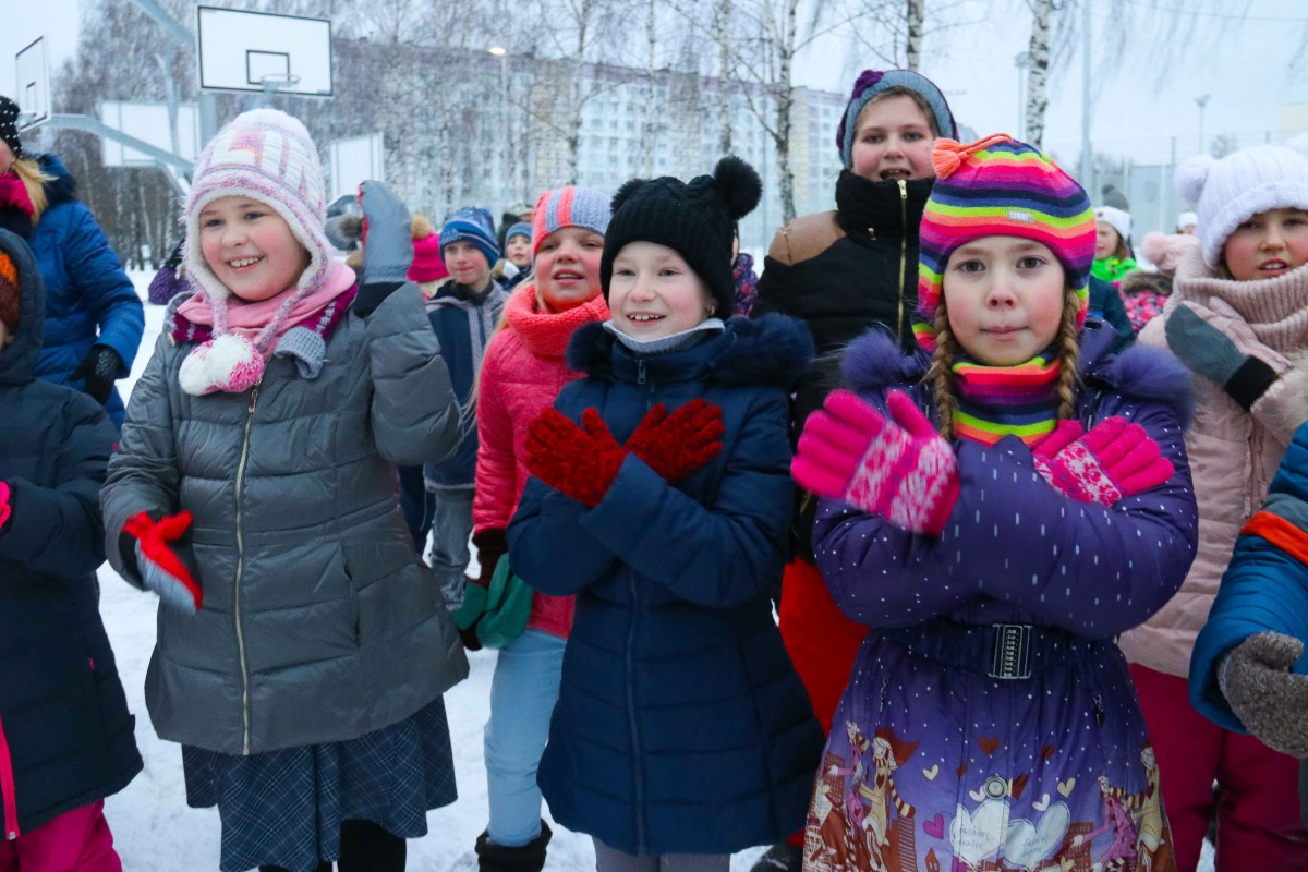 Svētku rotā iemirdzas Rīgas 84. vidusskolas sporta un aktīvās atpūtas laukuma Ziemassvētku eglīte