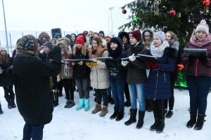 Svētku rotā iemirdzas Rīgas 84. vidusskolas sporta un aktīvās atpūtas laukuma Ziemassvētku eglīte
