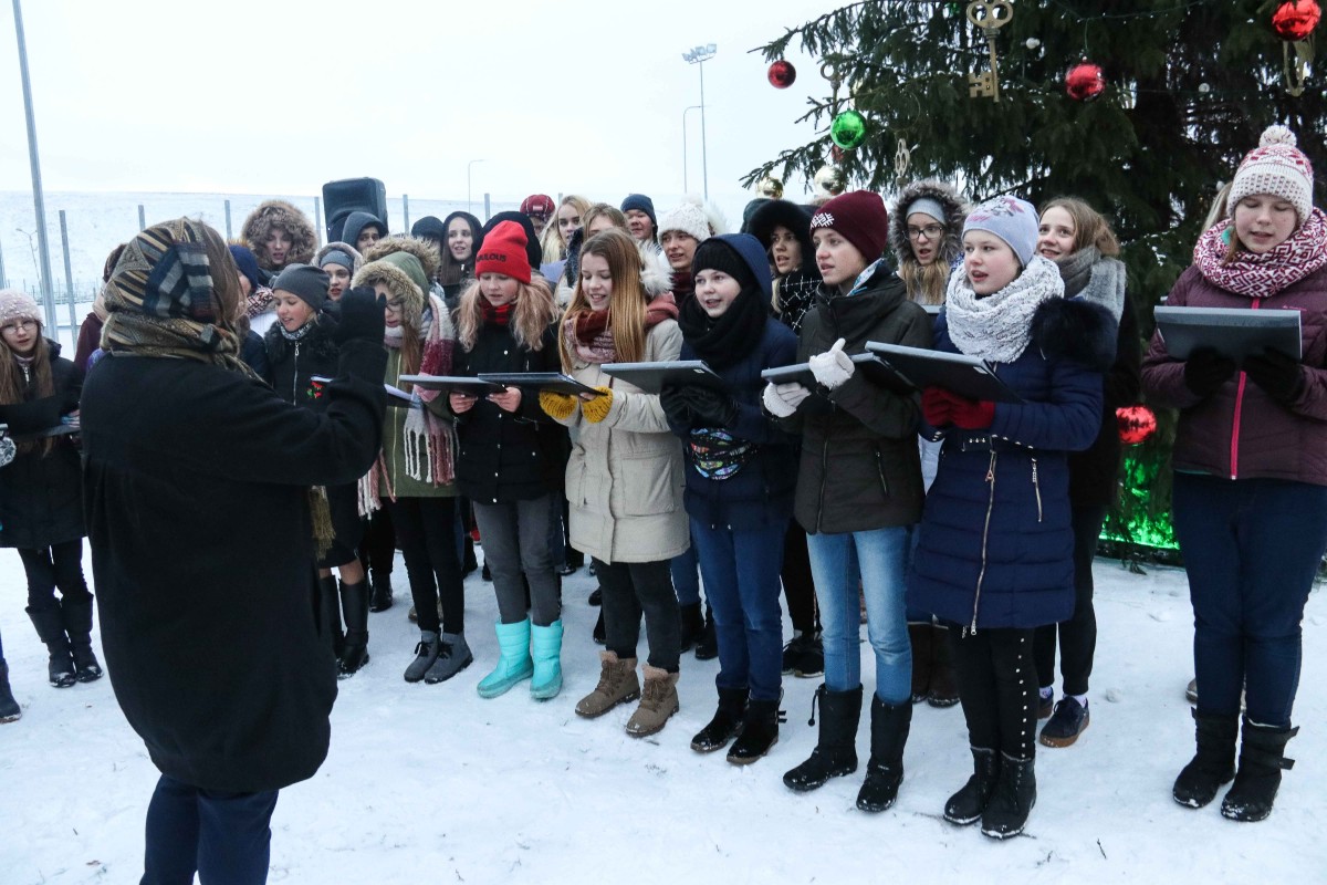 Svētku rotā iemirdzas Rīgas 84. vidusskolas sporta un aktīvās atpūtas laukuma Ziemassvētku eglīte