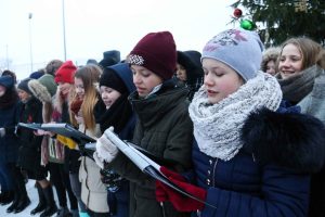 Svētku rotā iemirdzas Rīgas 84. vidusskolas sporta un aktīvās atpūtas laukuma Ziemassvētku eglīte