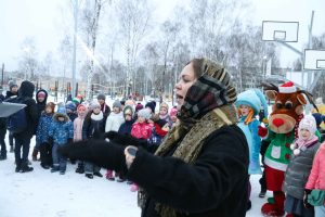 Svētku rotā iemirdzas Rīgas 84. vidusskolas sporta un aktīvās atpūtas laukuma Ziemassvētku eglīte
