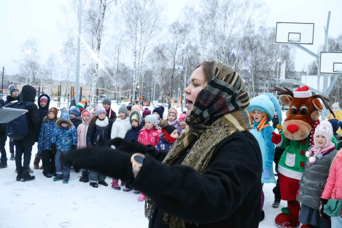 Svētku rotā iemirdzas Rīgas 84. vidusskolas sporta un aktīvās atpūtas laukuma Ziemassvētku eglīte