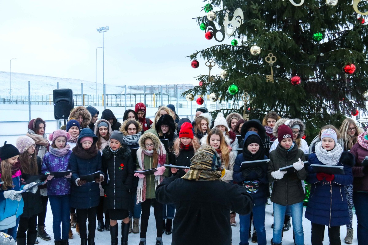 Svētku rotā iemirdzas Rīgas 84. vidusskolas sporta un aktīvās atpūtas laukuma Ziemassvētku eglīte