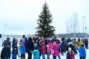 Svētku rotā iemirdzas Rīgas 84. vidusskolas sporta un aktīvās atpūtas laukuma Ziemassvētku eglīte