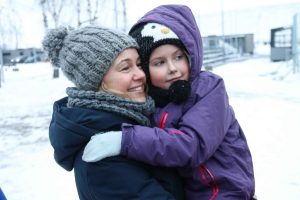 Svētku rotā iemirdzas Rīgas 84. vidusskolas sporta un aktīvās atpūtas laukuma Ziemassvētku eglīte