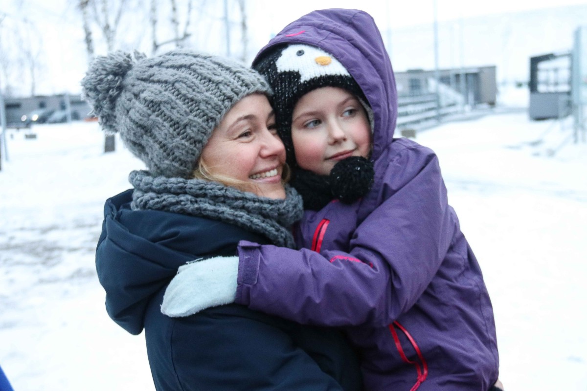 Svētku rotā iemirdzas Rīgas 84. vidusskolas sporta un aktīvās atpūtas laukuma Ziemassvētku eglīte