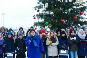 Svētku rotā iemirdzas Rīgas 84. vidusskolas sporta un aktīvās atpūtas laukuma Ziemassvētku eglīte