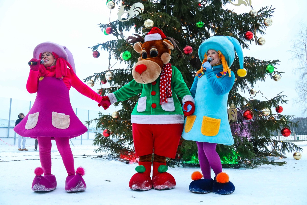 Svētku rotā iemirdzas Rīgas 84. vidusskolas sporta un aktīvās atpūtas laukuma Ziemassvētku eglīte