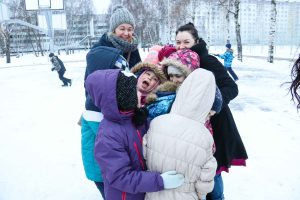 Svētku rotā iemirdzas Rīgas 84. vidusskolas sporta un aktīvās atpūtas laukuma Ziemassvētku eglīte