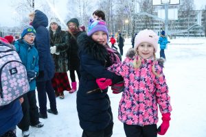 Svētku rotā iemirdzas Rīgas 84. vidusskolas sporta un aktīvās atpūtas laukuma Ziemassvētku eglīte