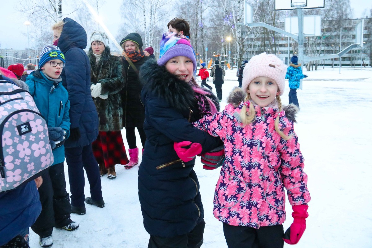 Svētku rotā iemirdzas Rīgas 84. vidusskolas sporta un aktīvās atpūtas laukuma Ziemassvētku eglīte