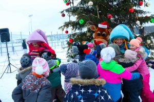 Svētku rotā iemirdzas Rīgas 84. vidusskolas sporta un aktīvās atpūtas laukuma Ziemassvētku eglīte