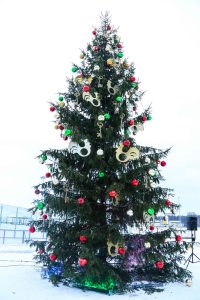 Svētku rotā iemirdzas Rīgas 84. vidusskolas sporta un aktīvās atpūtas laukuma Ziemassvētku eglīte