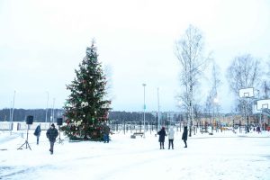 Svētku rotā iemirdzas Rīgas 84. vidusskolas sporta un aktīvās atpūtas laukuma Ziemassvētku eglīte