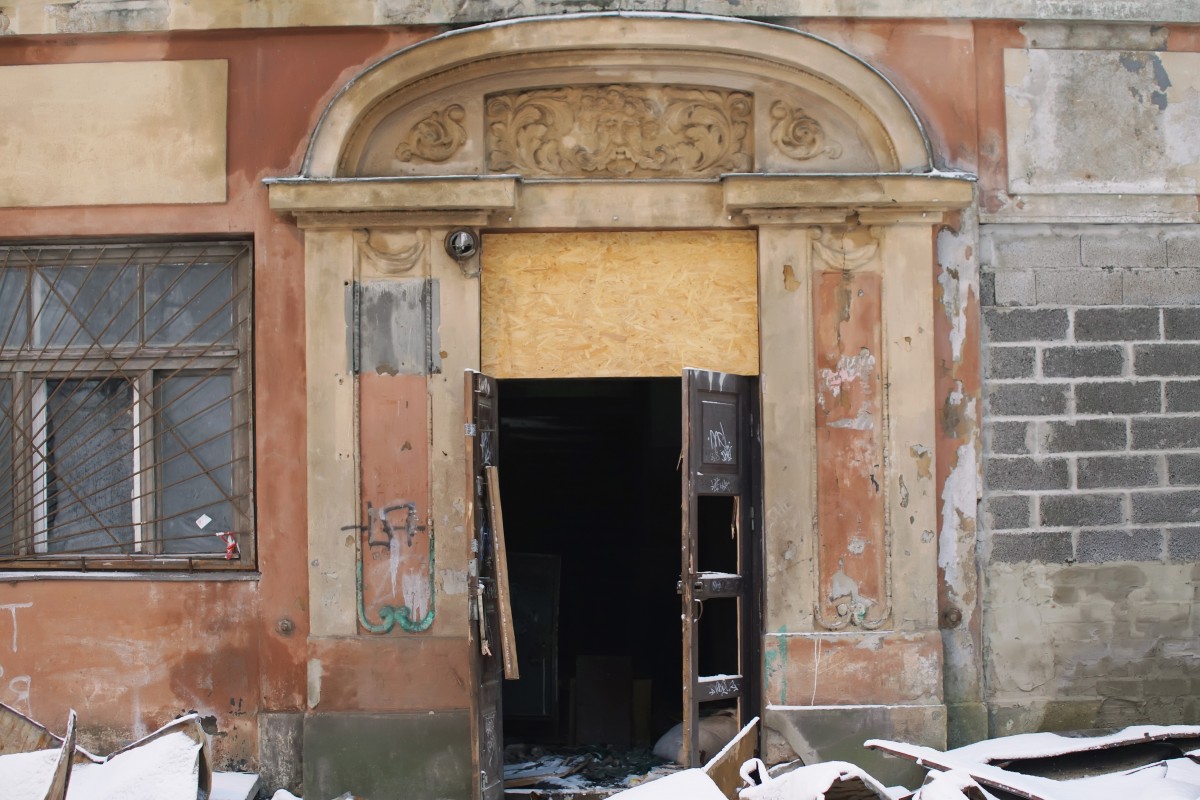 Pilsētas īpašuma komiteja pieņem lēmumu par darbībām ar graustu Kalnciema ielā 2B pēc bīstamības likvidēšanas