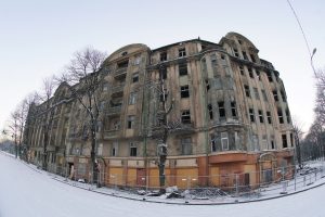 Pilsētas īpašuma komiteja pieņem lēmumu par darbībām ar graustu Kalnciema ielā 2B pēc bīstamības likvidēšanas