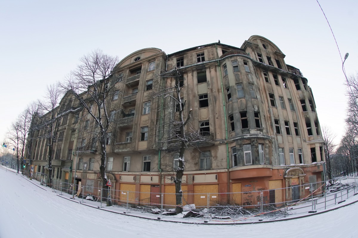 Pilsētas īpašuma komiteja pieņem lēmumu par darbībām ar graustu Kalnciema ielā 2B pēc bīstamības likvidēšanas