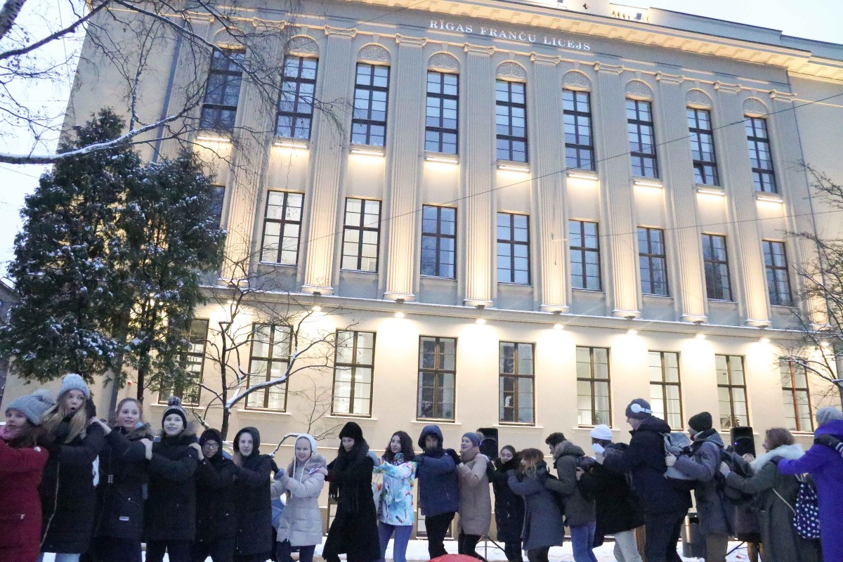 Pie atjaunotās Rīgas Franču liceja vēsturiskās ēkas un Centra sporta kvartālā iedegas Ziemassvētku eglītes