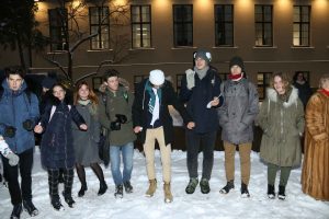 Pie atjaunotās Rīgas Franču liceja vēsturiskās ēkas un Centra sporta kvartālā iedegas Ziemassvētku eglītes