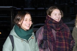 Pie atjaunotās Rīgas Franču liceja vēsturiskās ēkas un Centra sporta kvartālā iedegas Ziemassvētku eglītes