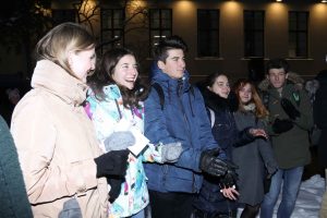 Pie atjaunotās Rīgas Franču liceja vēsturiskās ēkas un Centra sporta kvartālā iedegas Ziemassvētku eglītes