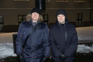 Pie atjaunotās Rīgas Franču liceja vēsturiskās ēkas un Centra sporta kvartālā iedegas Ziemassvētku eglītes