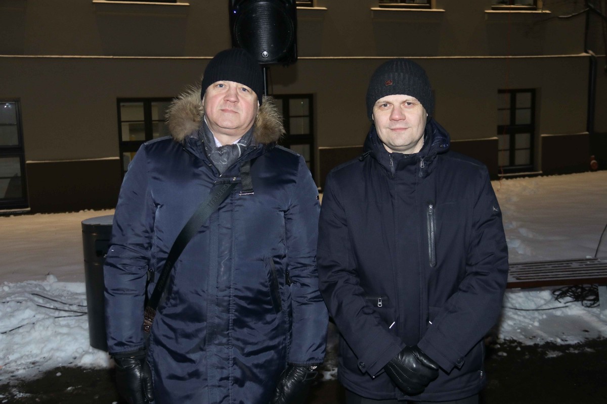 Pie atjaunotās Rīgas Franču liceja vēsturiskās ēkas un Centra sporta kvartālā iedegas Ziemassvētku eglītes
