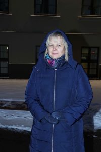 Pie atjaunotās Rīgas Franču liceja vēsturiskās ēkas un Centra sporta kvartālā iedegas Ziemassvētku eglītes