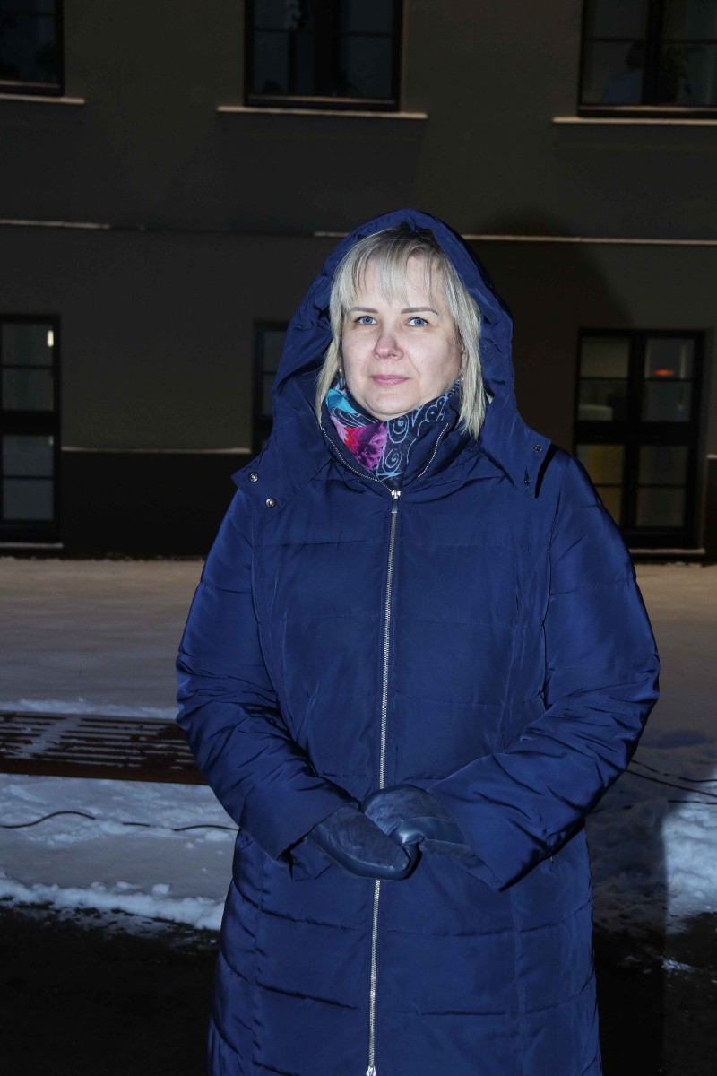 Pie atjaunotās Rīgas Franču liceja vēsturiskās ēkas un Centra sporta kvartālā iedegas Ziemassvētku eglītes