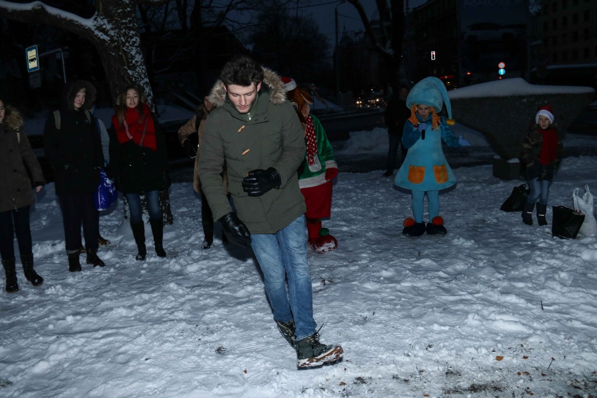 Pie atjaunotās Rīgas Franču liceja vēsturiskās ēkas un Centra sporta kvartālā iedegas Ziemassvētku eglītes