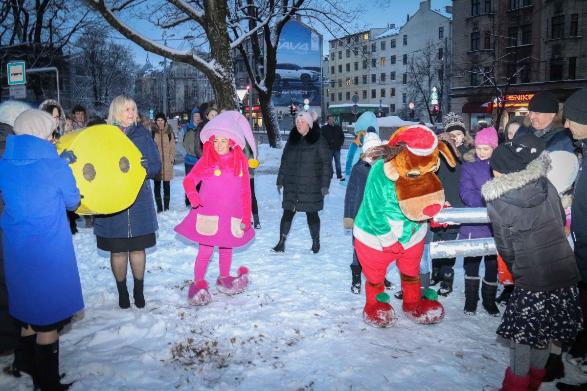 Pie atjaunotās Rīgas Franču liceja vēsturiskās ēkas un Centra sporta kvartālā iedegas Ziemassvētku eglītes