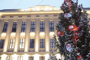 Pie atjaunotās Rīgas Franču liceja vēsturiskās ēkas un Centra sporta kvartālā iedegas Ziemassvētku eglītes