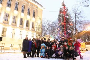 Pie atjaunotās Rīgas Franču liceja vēsturiskās ēkas un Centra sporta kvartālā iedegas Ziemassvētku eglītes