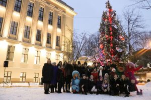 Pie atjaunotās Rīgas Franču liceja vēsturiskās ēkas un Centra sporta kvartālā iedegas Ziemassvētku eglītes
