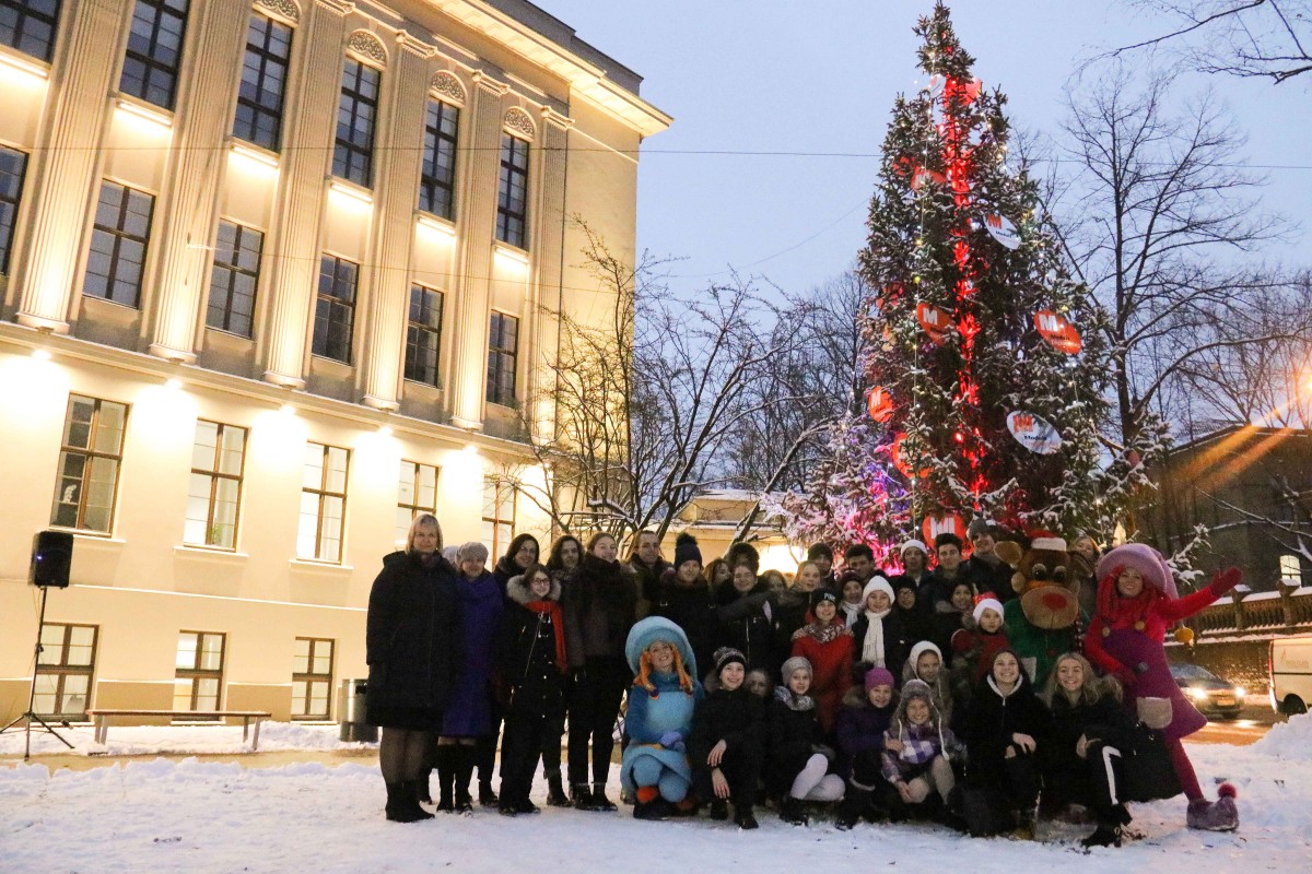 Pie atjaunotās Rīgas Franču liceja vēsturiskās ēkas un Centra sporta kvartālā iedegas Ziemassvētku eglītes